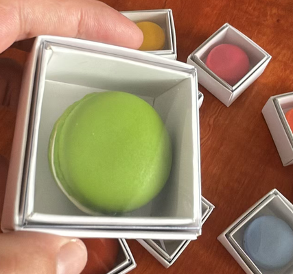 Hộp bao bì Macaron trong suốt thân thiện với môi trường có in tùy chỉnh để trưng bày quà tặng và thực phẩm